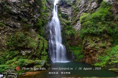 天生穿心桥水帘洞瀑奇妙旅游景区