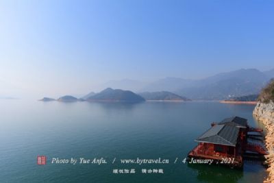 曼扎拉湖