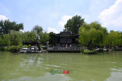 绨